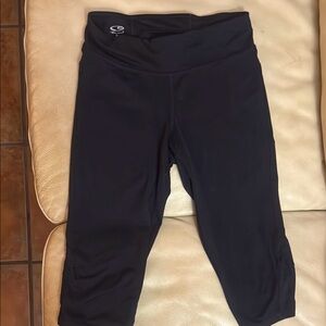 🔥 COMFY & CUTE 🔥
Champion Women’s Capri Leggings – Size Small